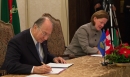 His Highness the Aga Khan and Alberta Premier Alison Redford sign an Agreement of Cooperation between the Ismaili Imamat and the
